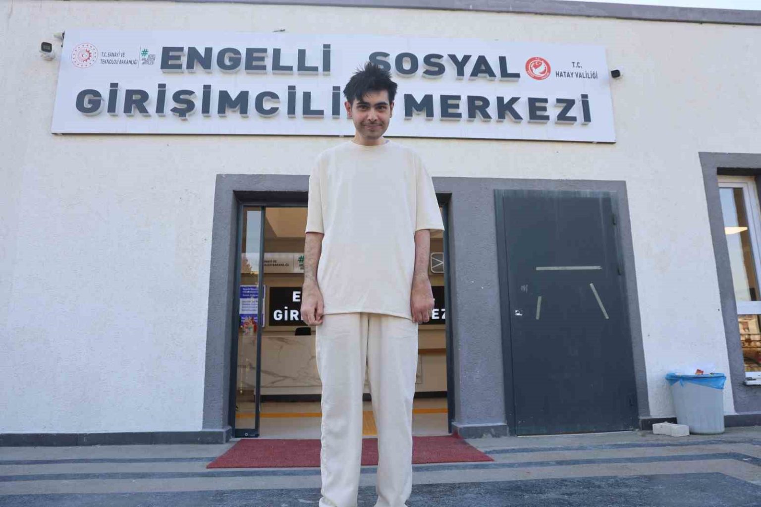 evden-cikmayan-telefon-bagimlisi-genc-saatler-suren-diyalogla-ikna-edilerek-3-yil-sonra-dus-aldirildi-ve-tiras-ettirildi