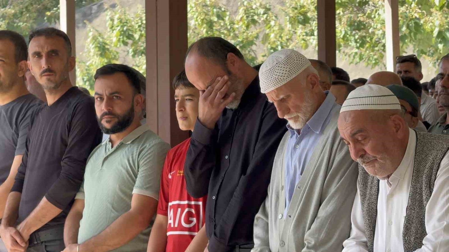 hatayda-olu-bulunan-iki-arkadas-gozyaslari-icinde-topraga-verildi