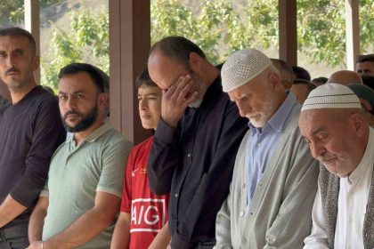 hatayda-olu-bulunan-iki-arkadas-gozyaslari-icinde-topraga-verildi