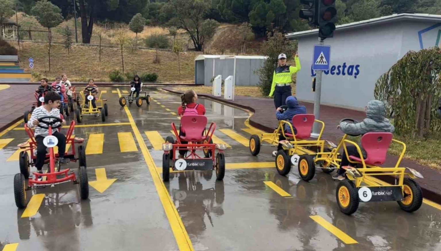 jandarmadan-miniklere-trafik-egitimi