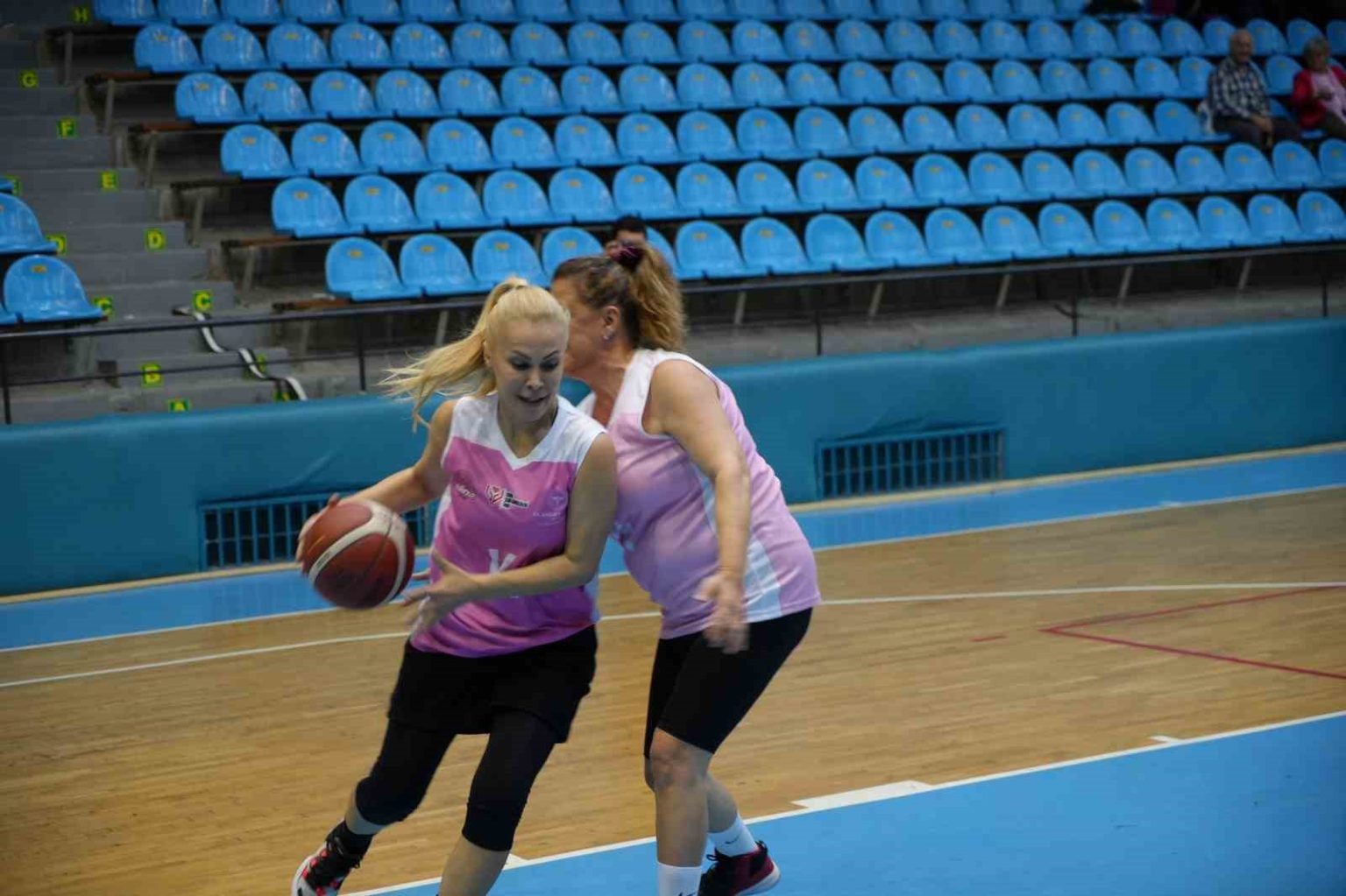 kadinlar-pembe-formalarla-sahaya-cikti-spora-ne-kadar-yakinsak-kansere-o-kadar-uzagiz-dedi