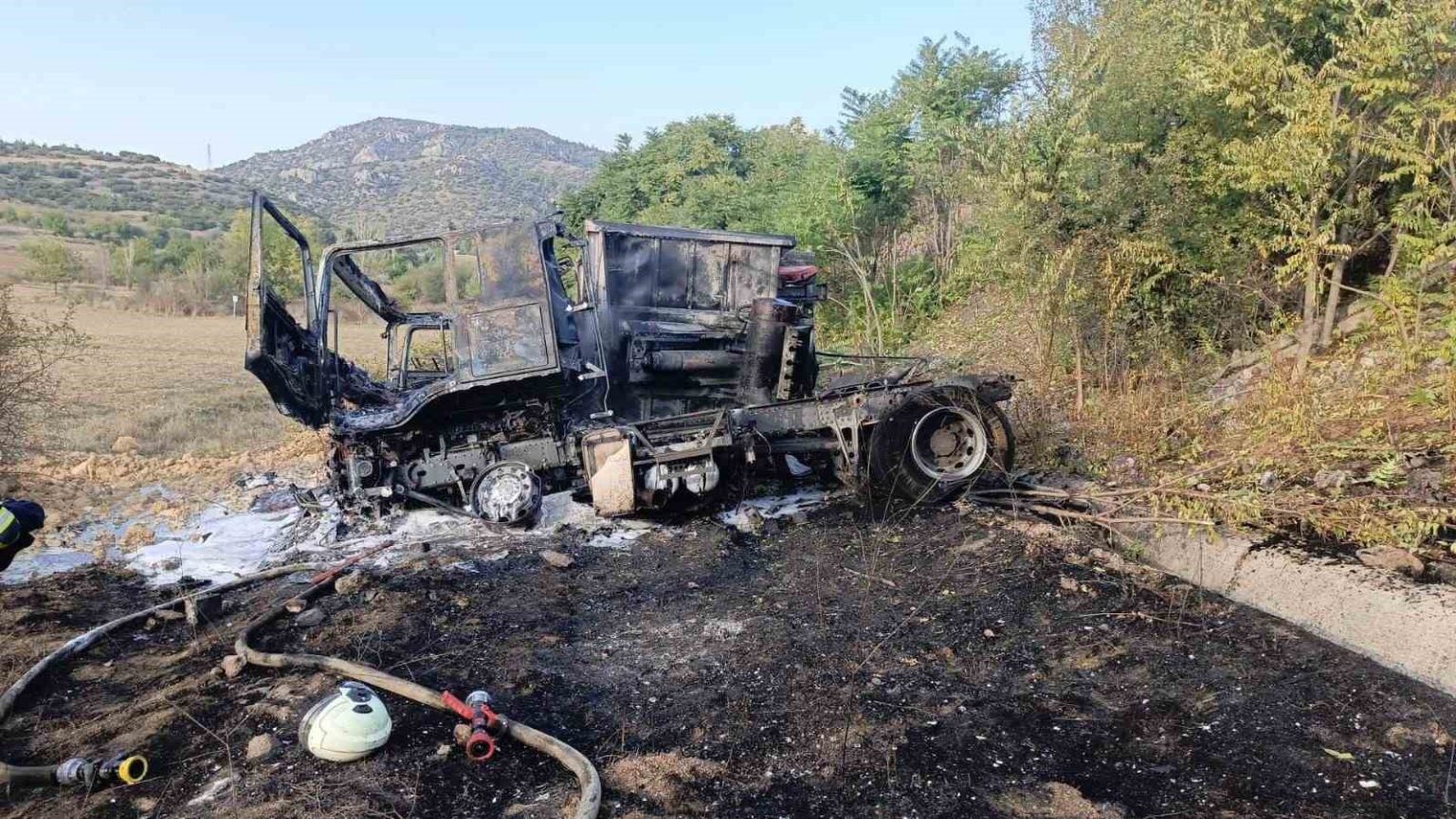 kaza-yapan-tir-yanarak-kul-oldu