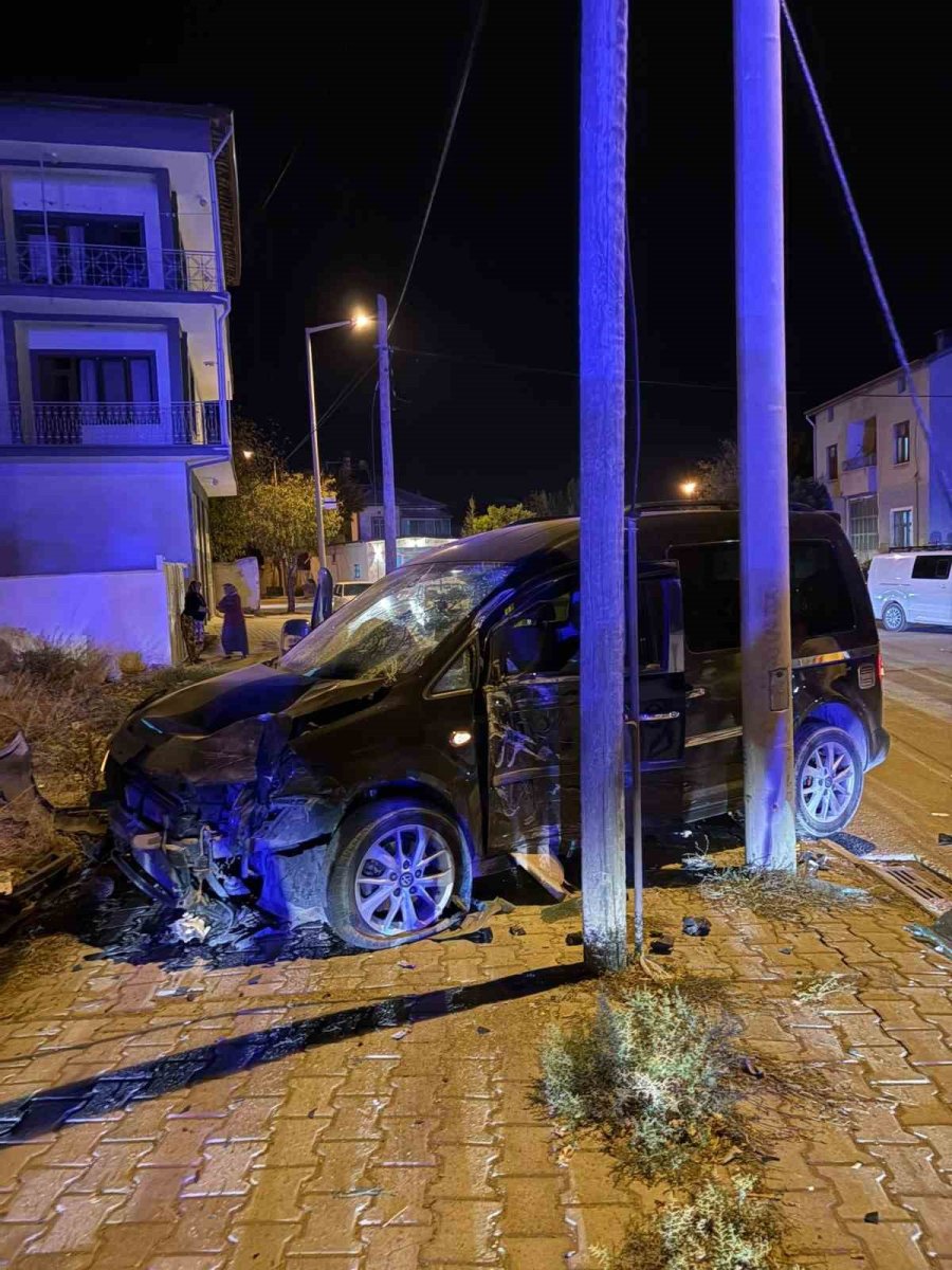 kaza-yaparak-savrulan-motosiklet-yayalara-carpti-5-yarali