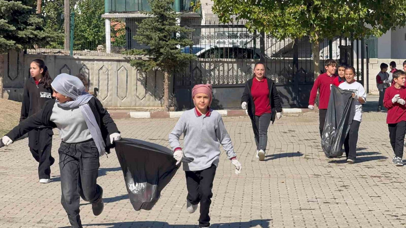 koylerinden-ve-okullarindan-30-torba-cop-topladilar