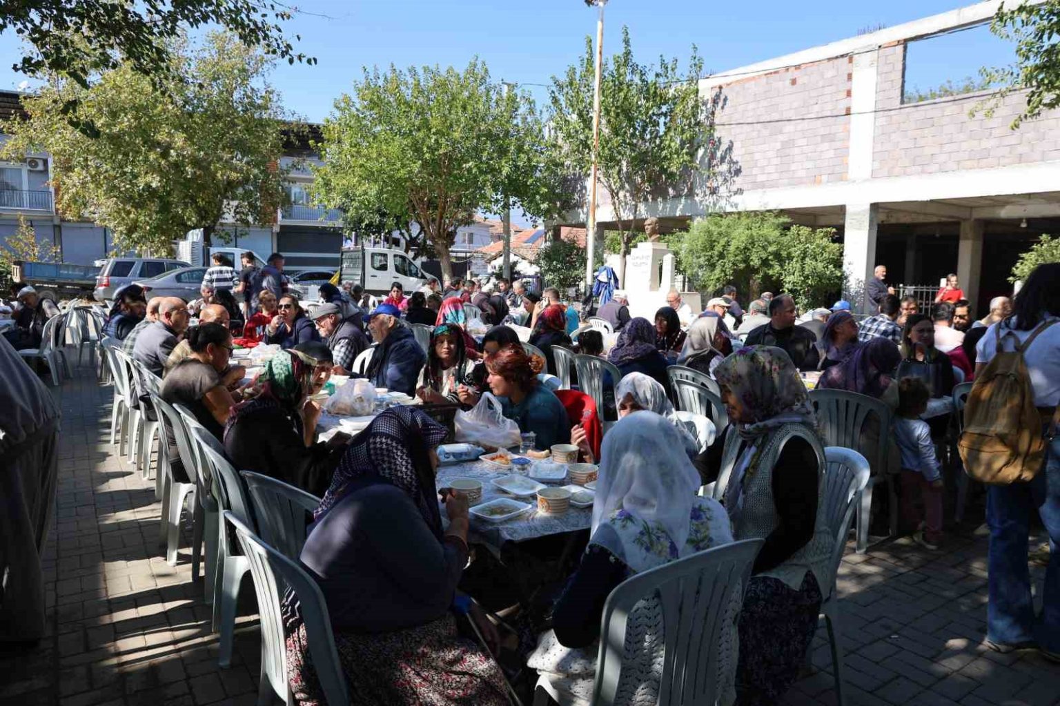 koyun-gencleri-ve-ihtiyar-heyeti-tum-koyu-ayni-sofrada-topladi