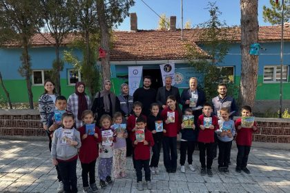 kutahyada-anlamli-proje-7-koy-okuluna-bin-700-kitaplik-destek