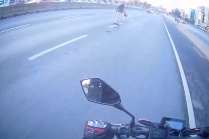 maltepede-yola-atlayan-yaya-trafigi-tehlikeye-atti-o-anlar-bir-motosikletlinin-kamerasina-yansidi