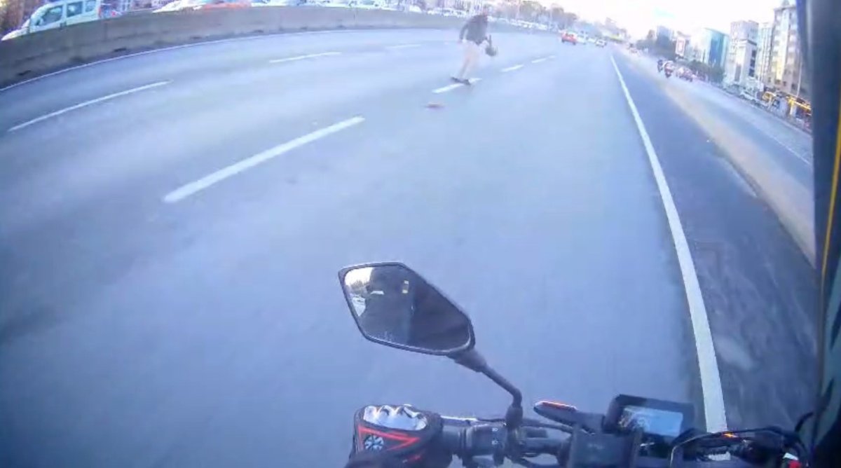 maltepede-yola-atlayan-yaya-trafigi-tehlikeye-atti-o-anlar-bir-motosikletlinin-kamerasina-yansidi
