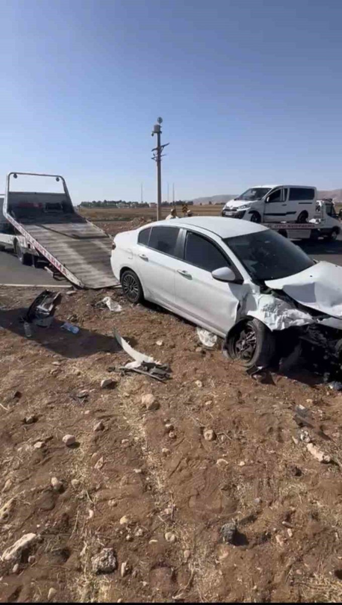 mardinde-otomobil-ile-hafif-ticari-arac-carpisti-4-yarali