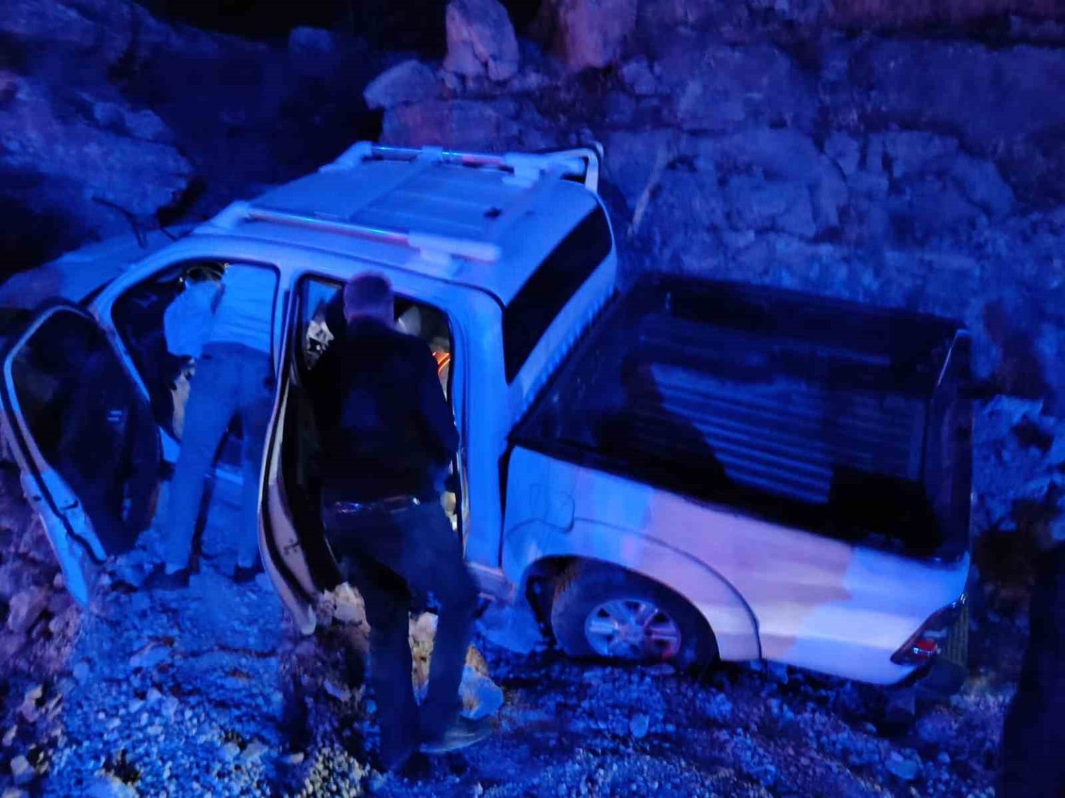 mardinde-pikap-sarampole-devrildi-1-yarali