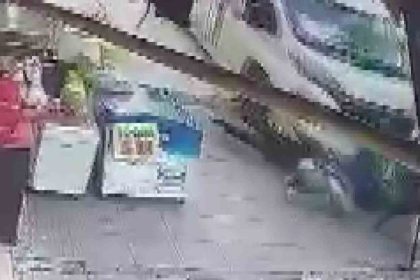 minibus-kaldirima-cikip-yayalara-carpti-2-yarali