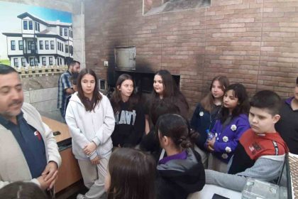 mudurnuda-ogrenciler-tas-firinda-firincilik-meslegini-ogrendi