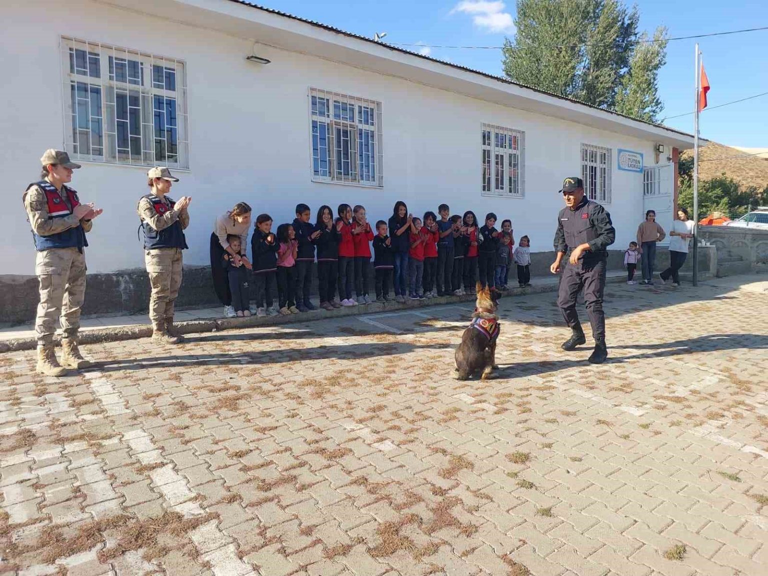 musta-jandarma-ekiplerinden-ogrencilere-egitici-ziyaret