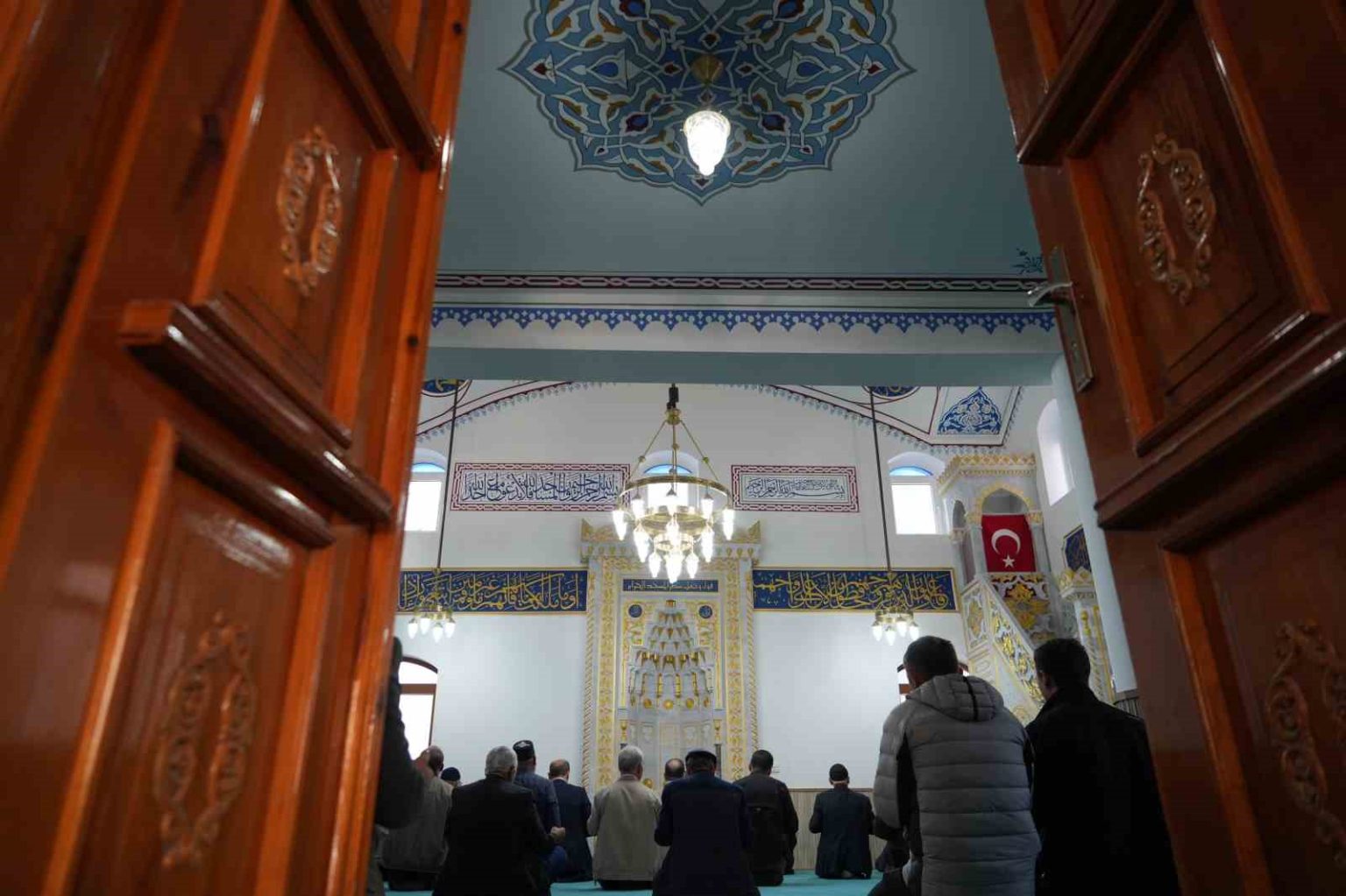 nakis-motifleriyle-bezenen-yarim-asirlik-velisaban-camii-yeniden-ibadete-acildi