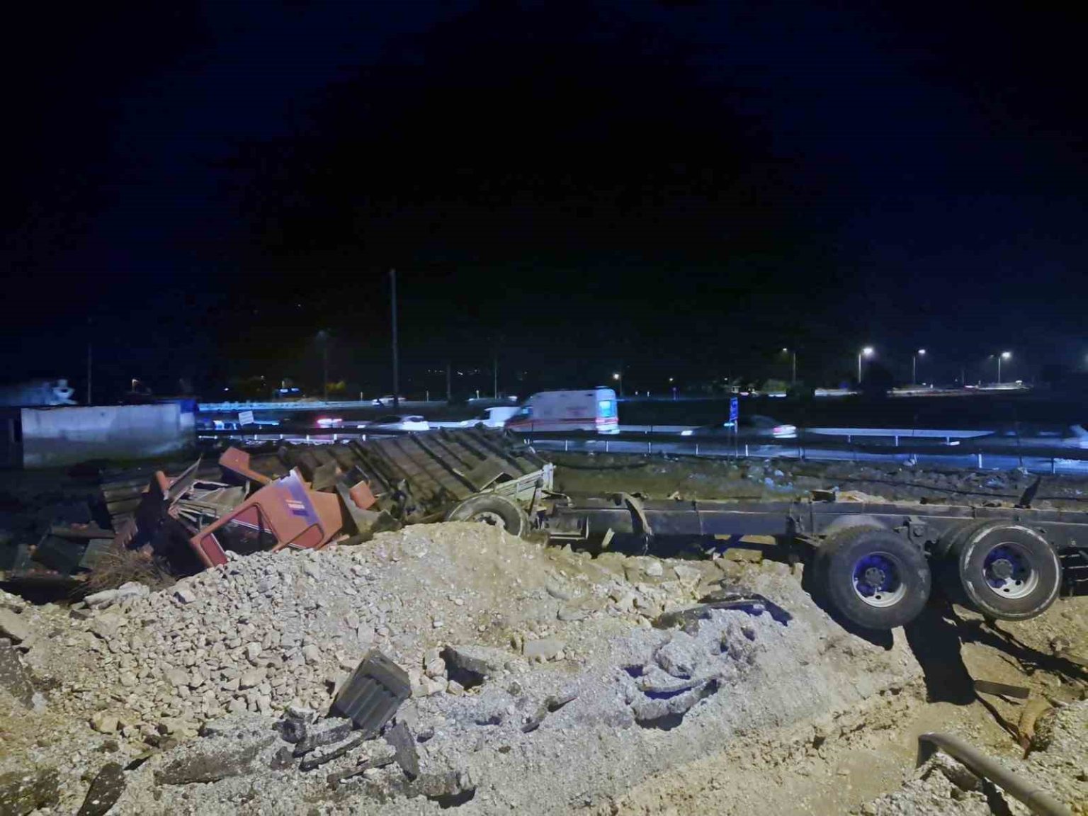 nar-yuklu-tir-sarampole-yuvarlandi