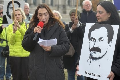 nsu-kurbanlarinin-cocuklari-150-bini-askin-imzayi-alman-meclisine-teslim-etti