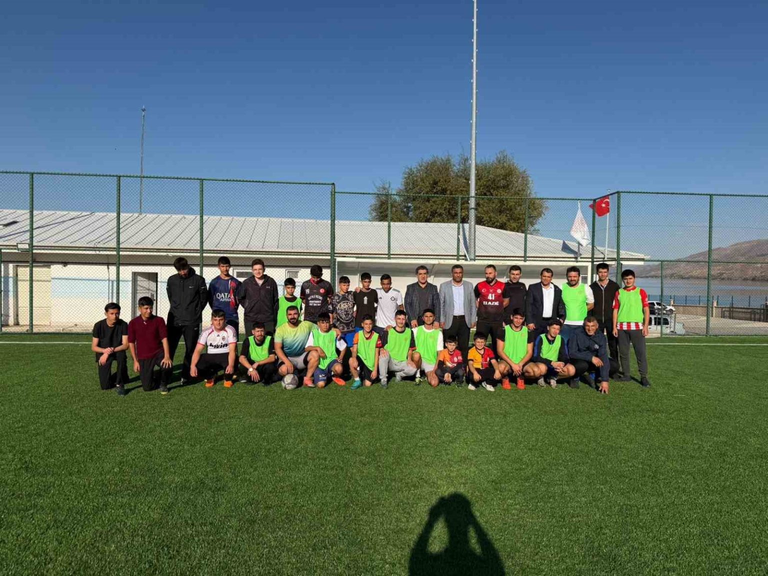 ogrenciler-ve-aileleri-futbol-maci-yapti-ortaya-renkli-goruntuler-cikti