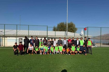 ogrenciler-ve-aileleri-futbol-maci-yapti-ortaya-renkli-goruntuler-cikti