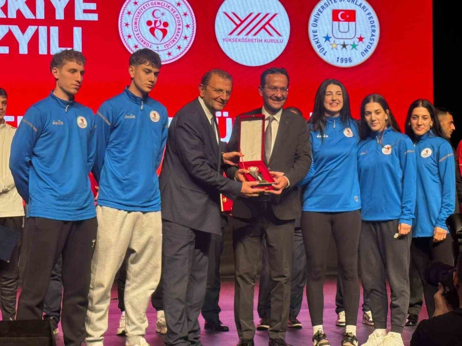 omu-avrupadaki-basarilariyla-odule-layik-goruldu