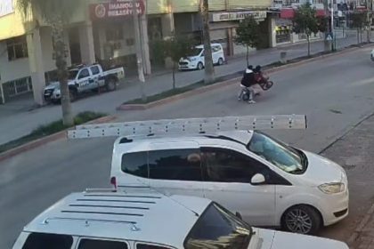 onunu-kaldirdigi-motosikletle-otomobile-carpti-2-yarali