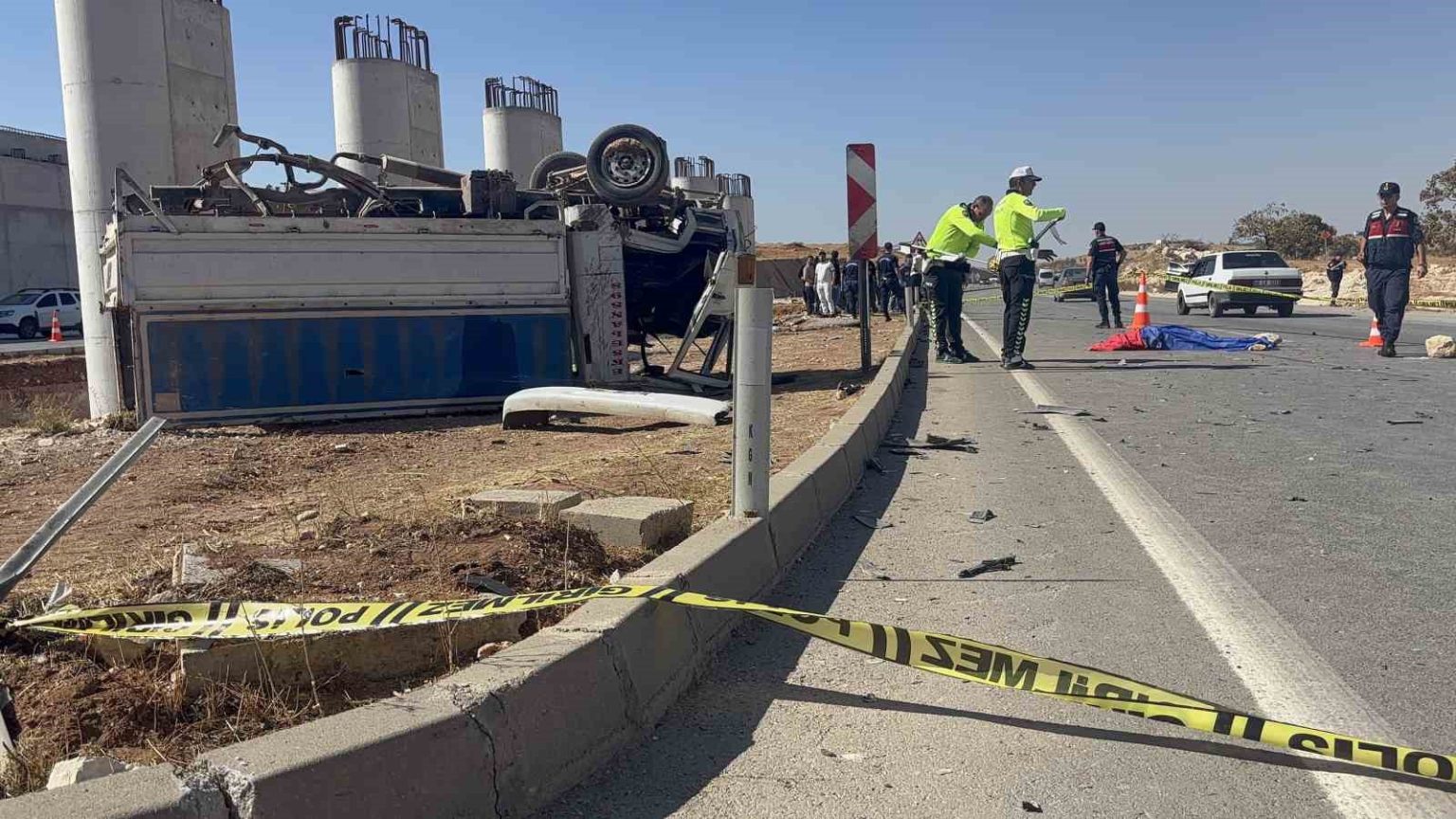 otomobille-carpisan-kamyonet-ters-dondu-1-olu-1-yarali