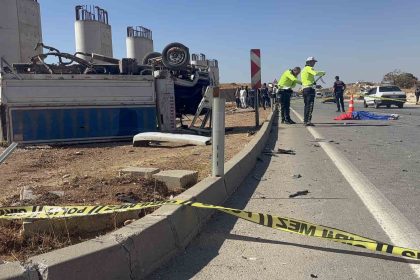 otomobille-carpisan-kamyonet-ters-dondu-1-olu-1-yarali