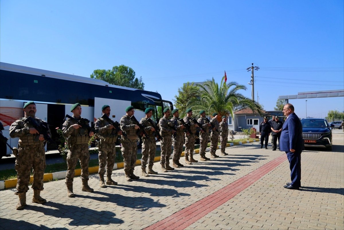 ozel-hareket-polisleri-dualarla-suriyeye-ugurlandi