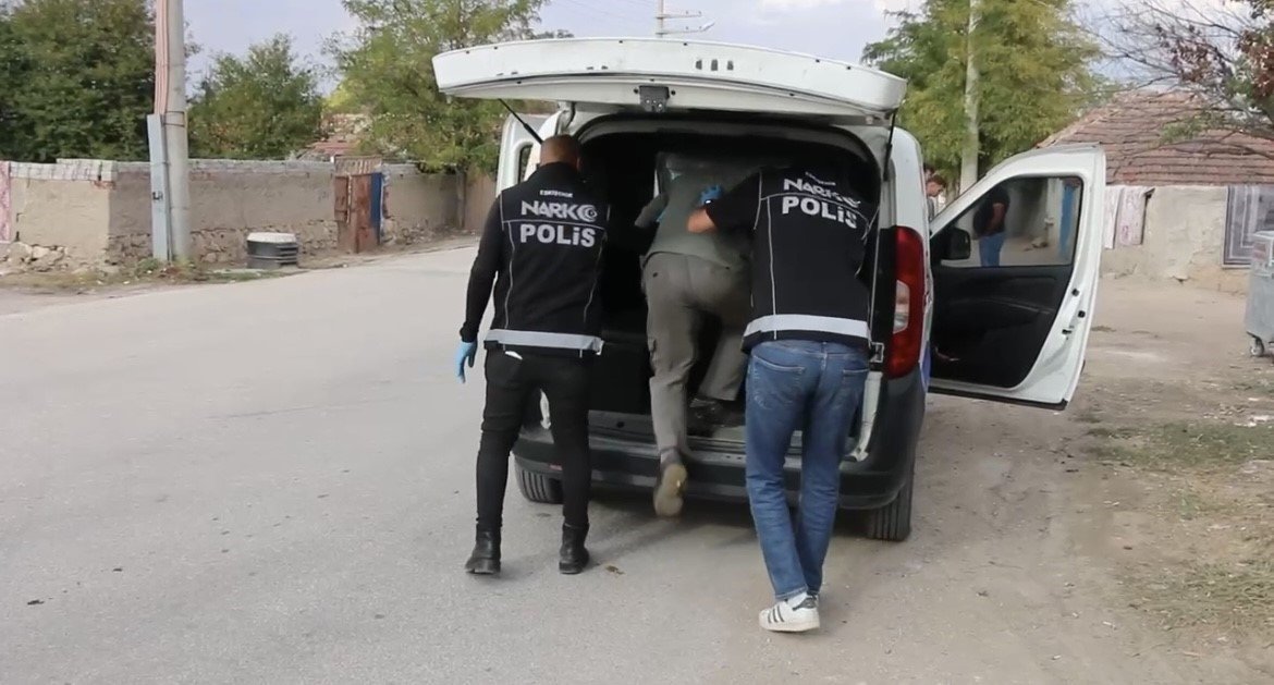 polisten-alpuda-uygulama-uyusturucu-ve-silah-ele-gecirildi