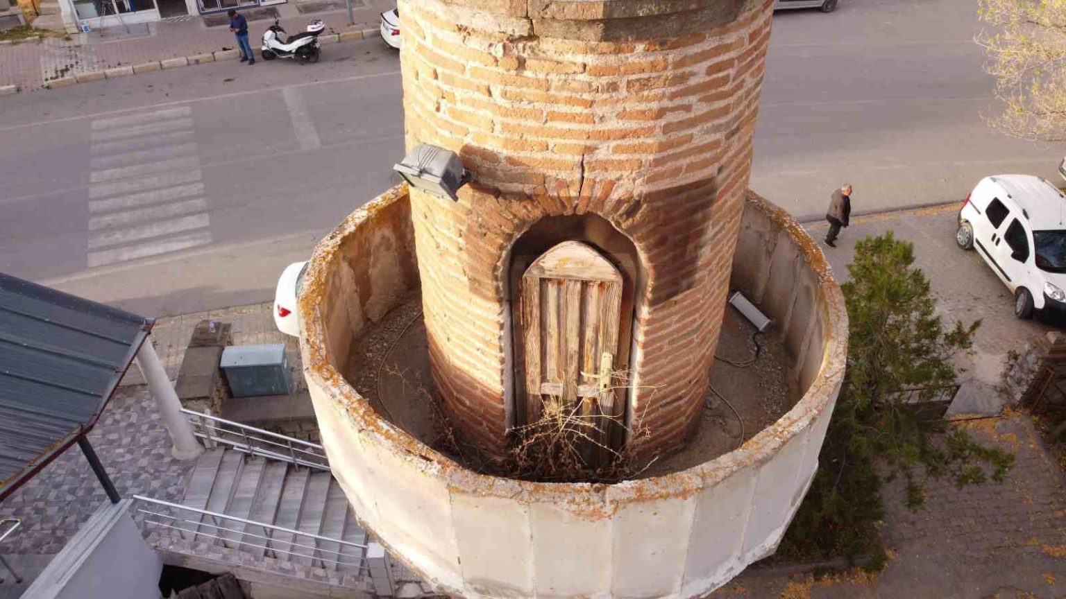 sahruh-beyden-kalan-5-asirlik-minare-dron-ile-goruntulendi