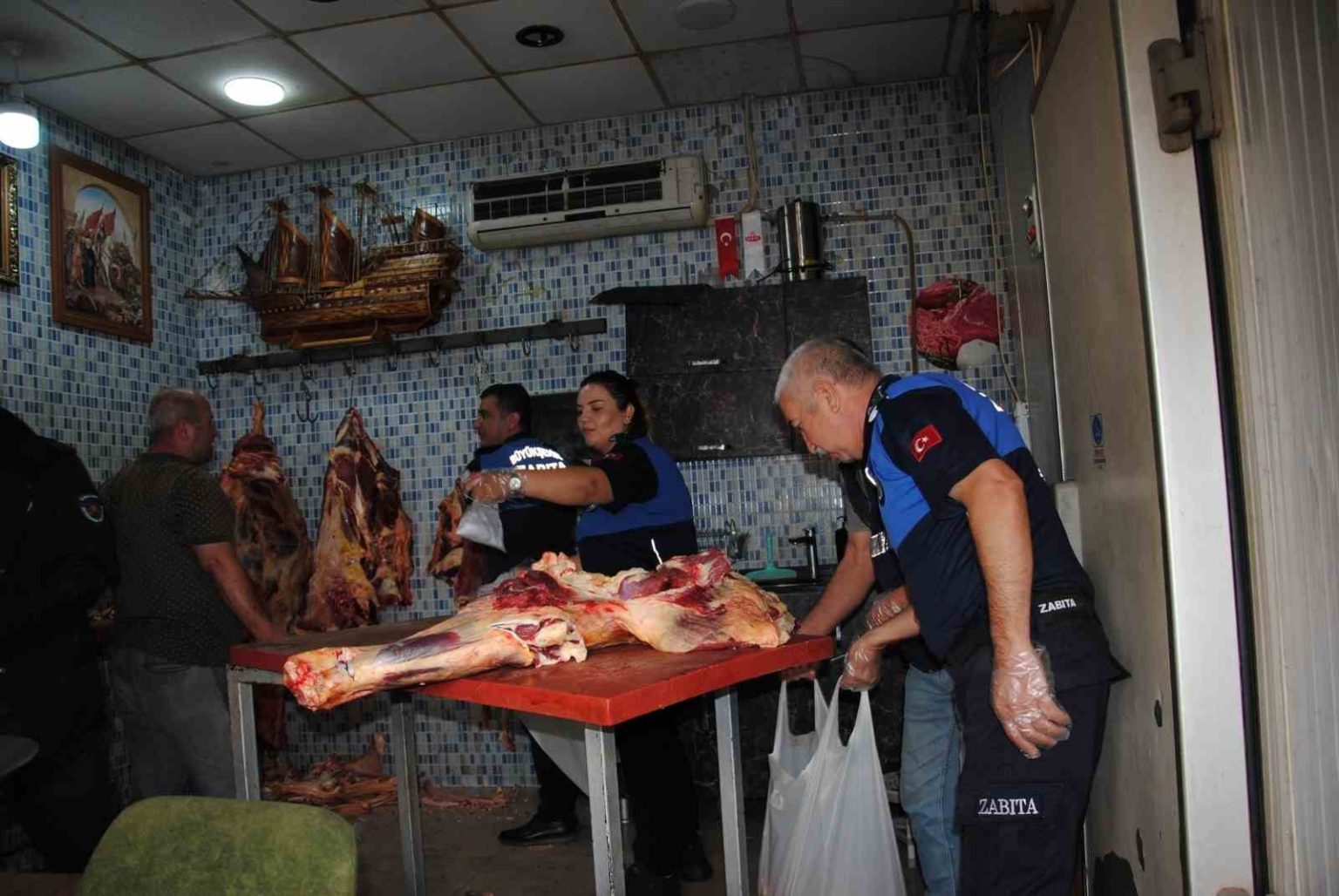 sanliurfada-1-ton-kokmus-ve-bozuk-et-ele-gecirdi