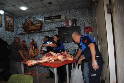 sanliurfada-1-ton-kokmus-ve-bozuk-et-ele-gecirdi