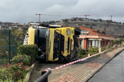 sariyerde-surucusunun-direksiyon-hakimiyetini-kaybettigi-tir-devrildi