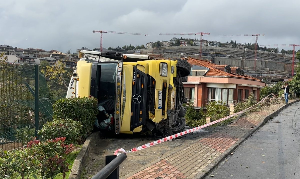 sariyerde-surucusunun-direksiyon-hakimiyetini-kaybettigi-tir-devrildi