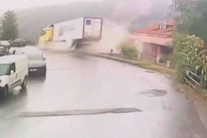 sariyerde-yoldan-cikarak-devrilen-tirin-kaza-anlari-kameraya-yansidi