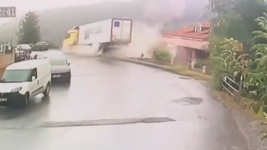 sariyerde-yoldan-cikarak-devrilen-tirin-kaza-anlari-kameraya-yansidi