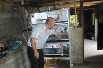 sirnakli-ciftci-engelli-aile-bireyleri-nedeniyle-evinden-cikamadi-ciftligi-eve-tasidi