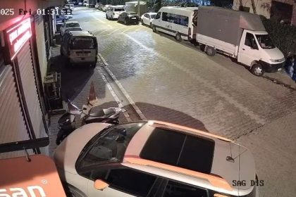 sokakta-ates-yakip-kacti-park-halindeki-arac-yanmaktan-son-anda-kurtuldu