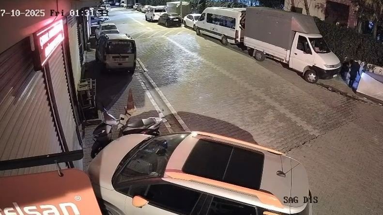 sokakta-ates-yakip-kacti-park-halindeki-arac-yanmaktan-son-anda-kurtuldu