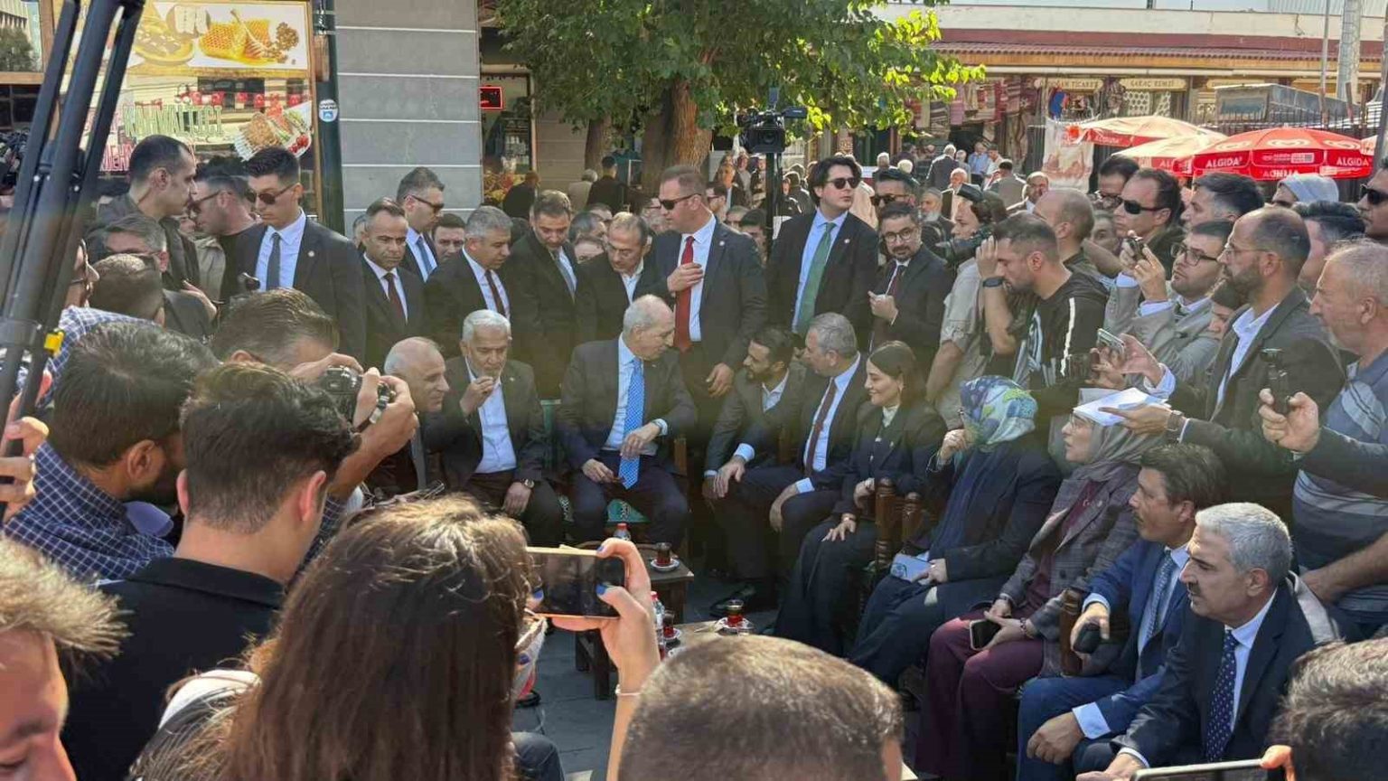 tbmm-baskani-kurtulmus-namaz-sonrasi-vatandaslarla-cay-icip-simit-yedi