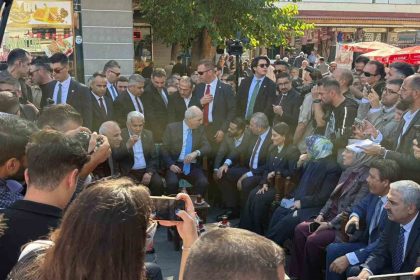 tbmm-baskani-kurtulmus-namaz-sonrasi-vatandaslarla-cay-icip-simit-yedi