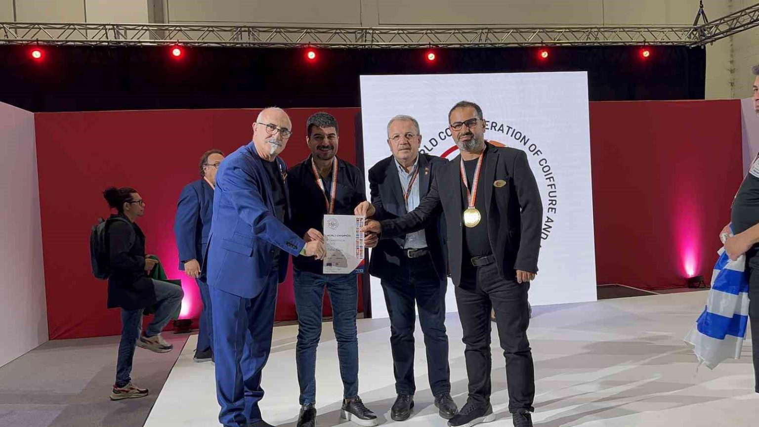 turk-kuafor-ingilterede-dunya-sahnesinde