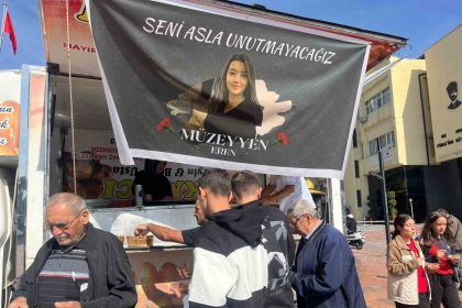 vefat-eden-calisma-arkadaslari-icin-lokma-dagittilar