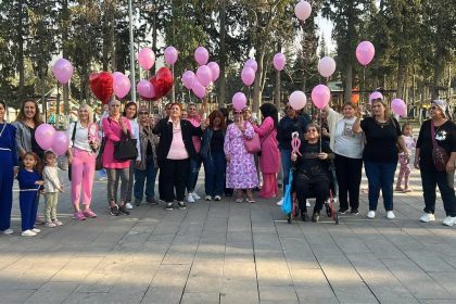 yillar-suren-mucadeleyle-meme-kanserini-yenen-kadin-ve-destekcileri-gokyuzune-pembe-balon-birakti