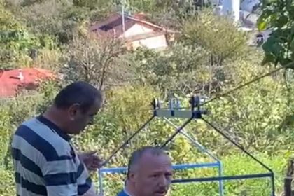 yol-bulunmayan-mahallede-cenaze-teleferikle-mezarliga-tasindi