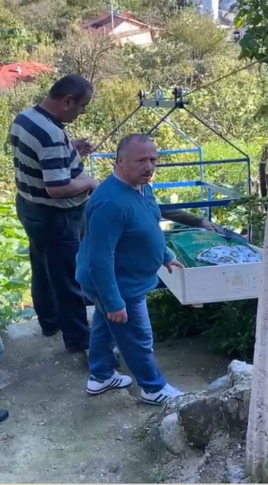 yol-bulunmayan-mahallede-cenaze-teleferikle-mezarliga-tasindi