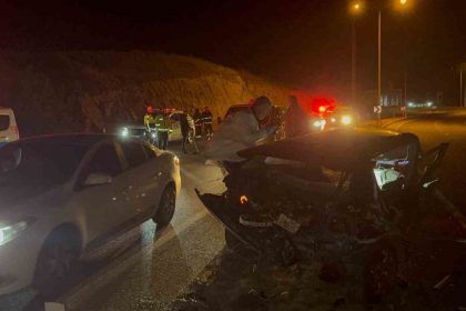 yozgatta-aydinlatma-diregine-carpan-otomobilin-surucusu-hayatini-kaybetti