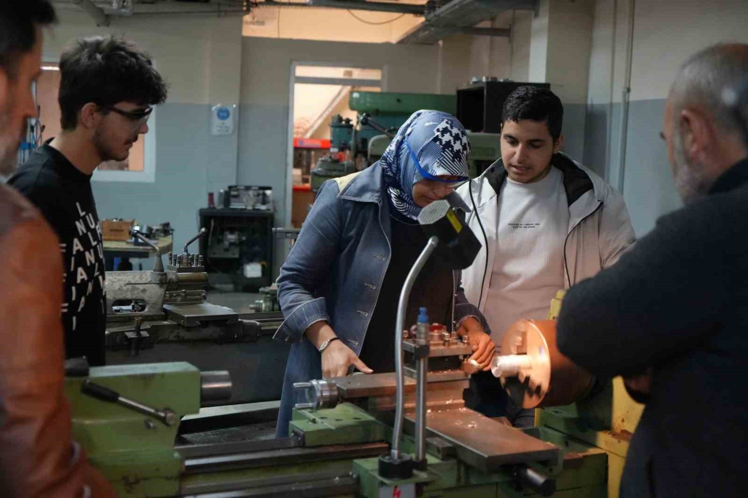 45-yasinda-universiteye-basladi-endustriyel-kalipcilik-bolumunun-tek-kadin-ogrencisi-oldu
