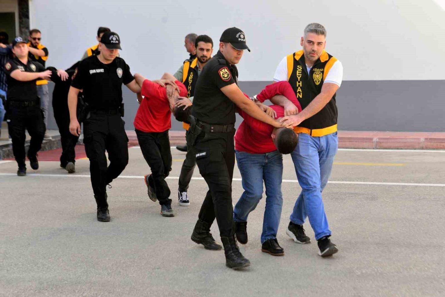 50-milyon-harac-isteyip-is-yeri-ev-ve-muhtarlik-kursunladilar-6-tutuklama
