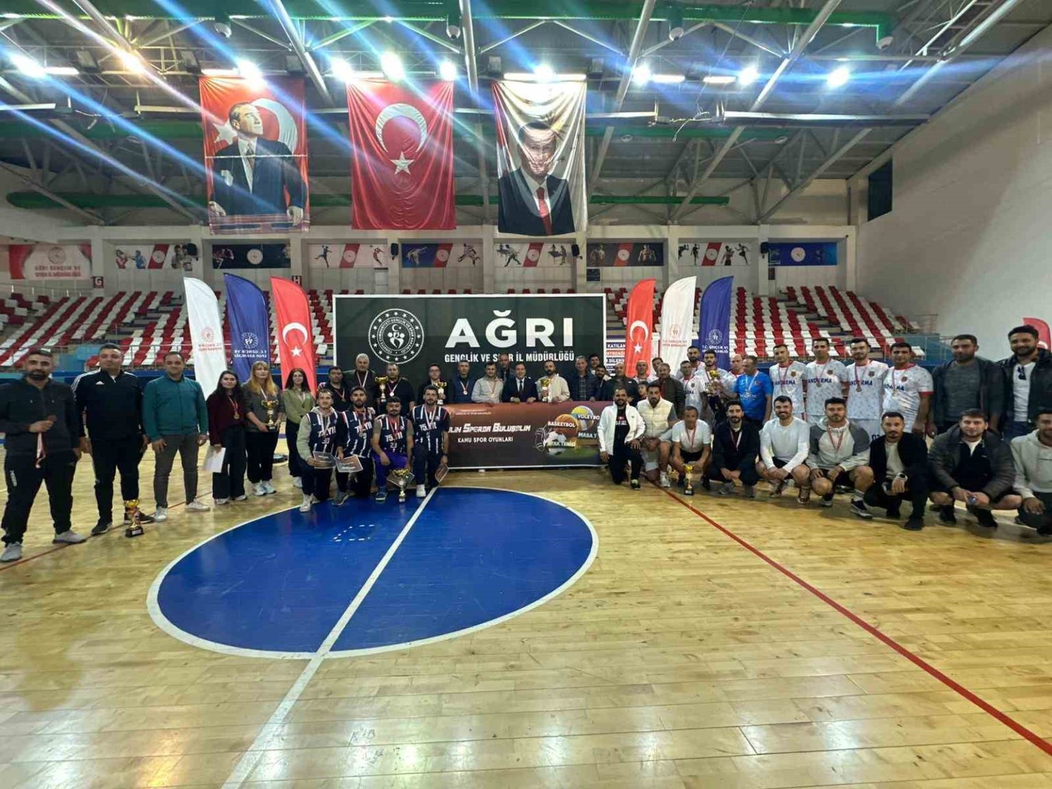 agrida-kamu-spor-oyunlari-finalleri-ve-ipucu-tiyatro-oyunu-ilgi-gordu