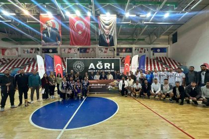 agrida-kamu-spor-oyunlari-finalleri-ve-ipucu-tiyatro-oyunu-ilgi-gordu